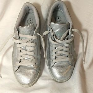 Puma Women's Silver Sneaker sz 8